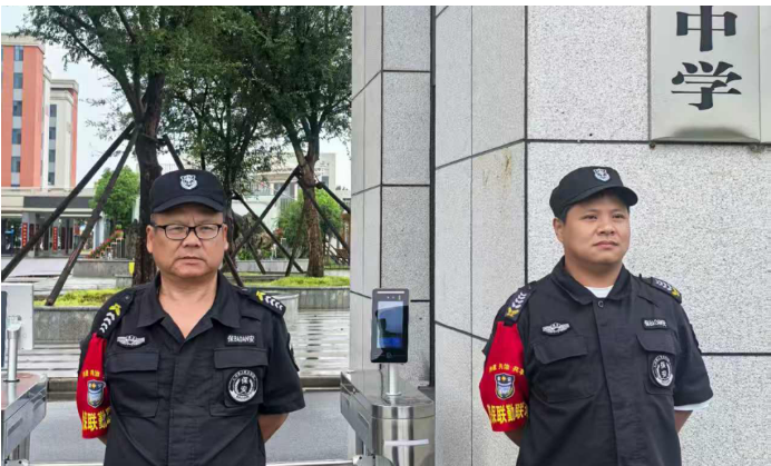 保安以校为家尽职守 校方接连表彰得好评