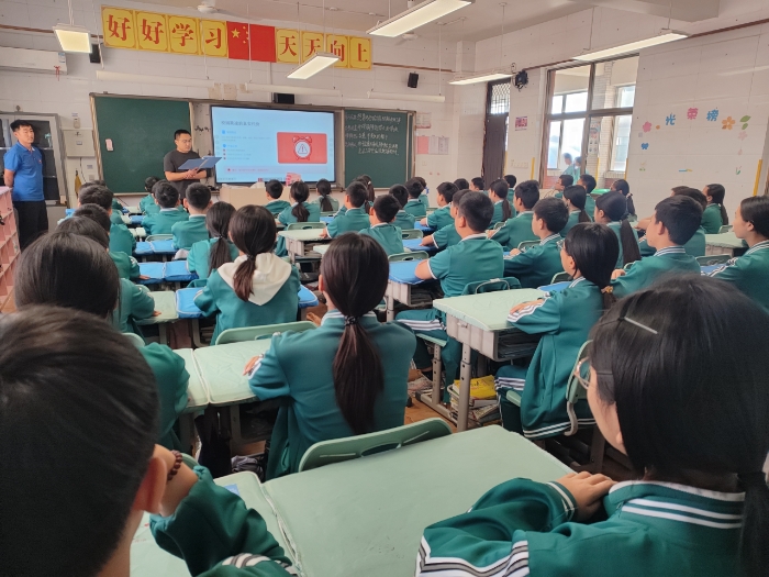 司法所长进学校讲法治课 为未成年人撑起法治“保护伞”