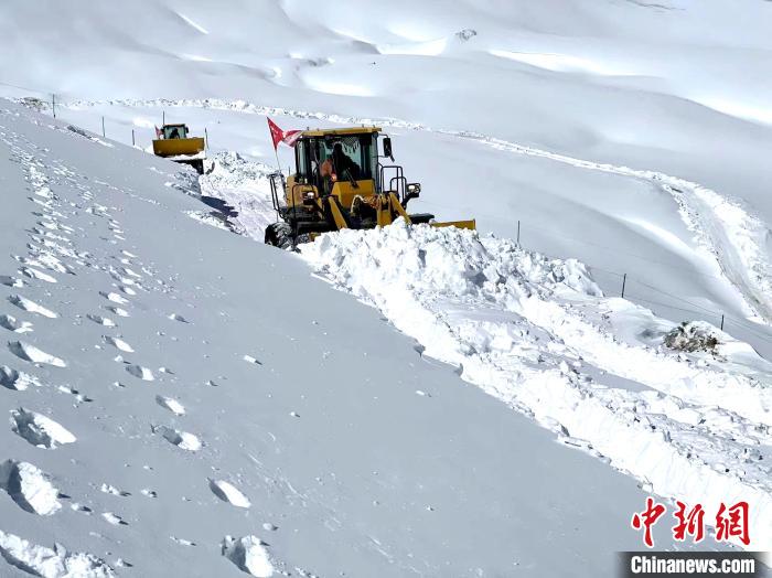 西藏阿里多地降雪 公路养护部门全力保通