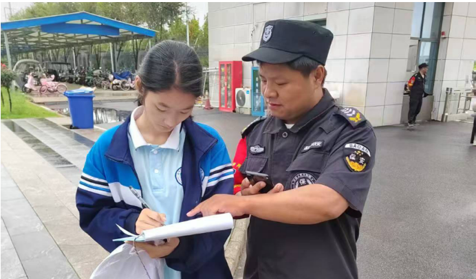 保安以校为家尽职守 校方接连表彰得好评